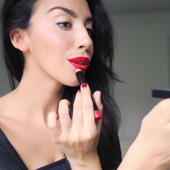 HOW TO ROCK A RED LIPSTICK